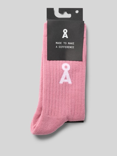 Produktfoto, Socken aus Baumwoll-Mix Modell 'SAAMUS' von ARMEDANGELS in Rosa mit gerippter Textur und weißem Logo auf grauem Hintergrund, Damen Socken von ARMEDANGELS.