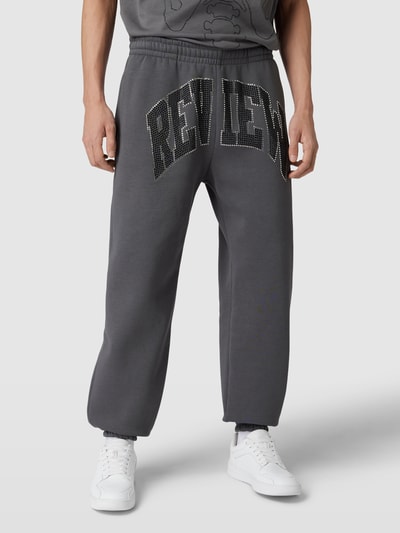 REVIEW Sweatpants mit Label-Strasssteinbesatz Dunkelgrau 4