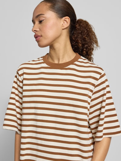 Frauenmodel trägt Oversized T-Shirt mit 1/2-Arm Modell 'FIDELIA' von Soyaconcept, braun-weiß gestreift, reine Baumwolle, Nahaufnahme Oberkörper.