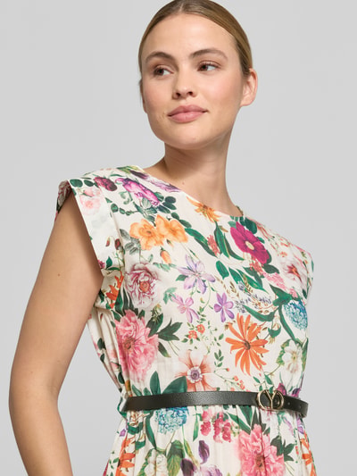 Frauenmodel trägt Damen Midikleid von ZABAIONE Modell 'Ol44iviraa' aus Reine Baumwolle mit Allover-Look, Rundhalsausschnitt, Damen Gürtel, Nahaufnahme Oberkörper. Brustweite 45 cm, Rückenlänge 114 cm bei Größe S.