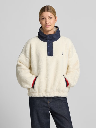 Frauenmodel trägt helles Oversized Sweatshirt mit Polo-Bear-Intarsie von Polo Ralph Lauren, Struktur wirkt weich, Damen Sweatshirt, Ganzkörperansicht von vorne.