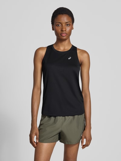 Frauenmodel trägt schwarzes Tanktop mit Rundhalsausschnitt Modell 'CORE' von ASICS TIGER, reflektierender Logo-Print, Regular Fit, Ganzkörperansicht von vorne.