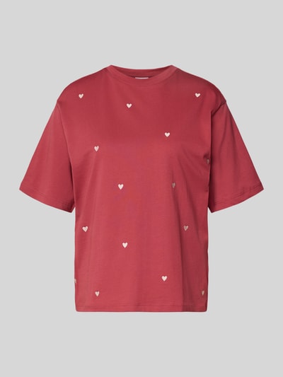 Produktfoto, T-Shirt mit 1/2-Arm von Jake*s Casual aus czystej bawełny, luźny krój, okrągły dekolt, czerwony kolor z małymi białymi sercami, długość pleców w rozmiarze S: 55 cm