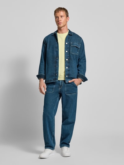 Männermodel draagt Regular Fit Jeansjacke aus reiner Baumwolle Model 'OTTO' van Pepe Jeans in melangelook, denim, met steekzakken en borstzak, knoopsluiting en platte kraag, puur katoen, Ganzkörperansicht van voren.