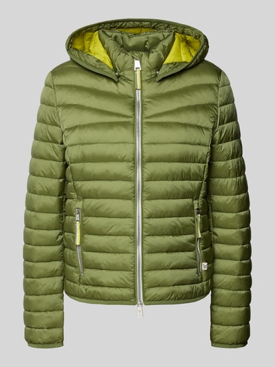 Produktfoto, Steppjacke mit Zweiwege-Reißverschluss von Fuchs Schmitt in Oliv mit Kapuze, Stehkragen, Reißverschlusstaschen, Regular Fit, Rückenlänge 61 cm, Schulterbreite 42 cm, Brustweite 49 cm, Ärmellänge 66 cm, glatte leicht glänzende Textur, hellgelbes Innenfutter.