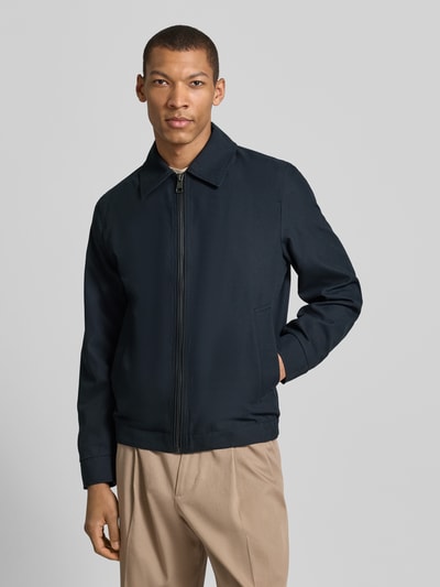 Męski model nosi Regular Fit Blouson mit Umlegekragen Modell 'LIGHT 2.0' od Strellson w jednolitym granatowym kolorze, długi rękaw, zamek błyskawiczny, kieszenie boczne i napoleońska, dolny ściągacz z dzianiny prążkowanej, krój regular fit, widok na całe ciało z przodu.