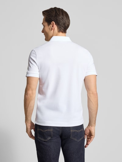 Męski model nosi Regular Fit Poloshirt aus Baumwoll-Mix von Lacoste, efekt: jednolity kolor, wyhaftowane logo, krótkie rękawy, prążkowane wykończenia, mieszanka bawełny, pika, całkowity widok z tyłu.