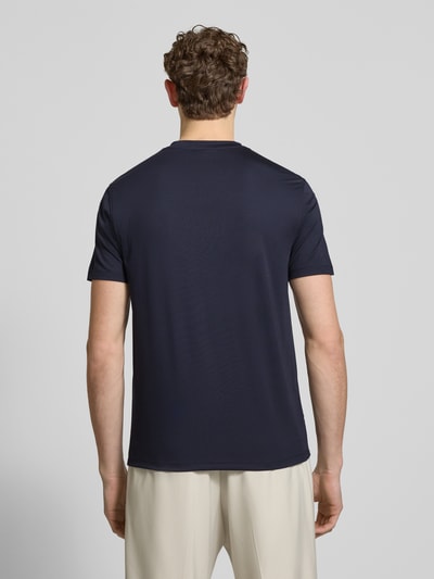 Männermodel trägt Regular Fit T-Shirt mit Rundhalsausschnitt von Emporio Armani in Dunkelblau, glatte Textur, Rückansicht, Ganzkörperansicht. Modal-Mix mit Belseta-Anteil, kurze Ärmel, Rückenlänge 71 cm bei Größe M.