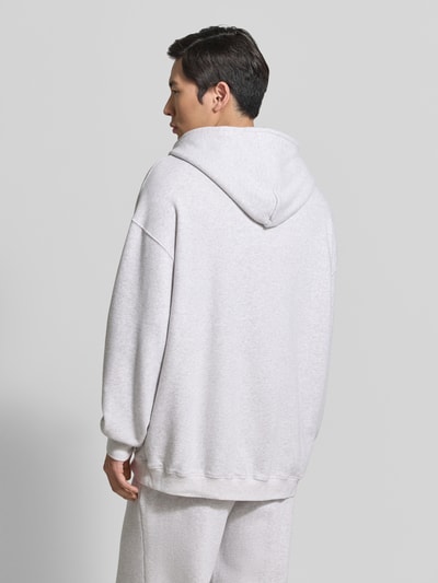 Männermodel trägt Hoodie mit Känguru-Tasche Modell 'ATUBAY' von American Vintage aus Baumwoll-Elasthan-Mix, Relaxed-Fit, Rückenansicht