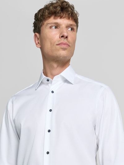 Männermodel trägt 'Extralanges Regular Fit Business-Hemd mit Kentkragen' von Christian Berg Men, wit, effen, katoen, Nahaufnahme Oberkörper.