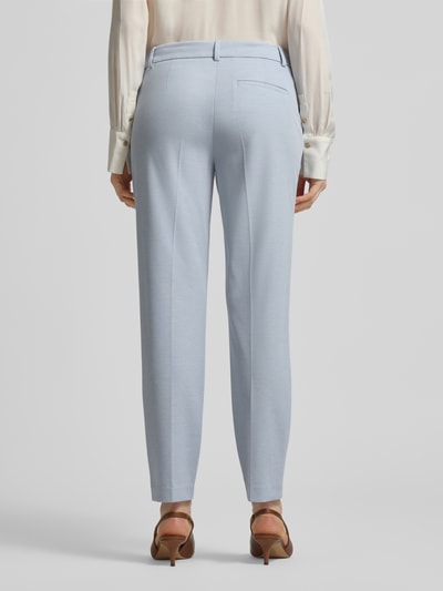 Frauenmodel trägt Hose mit Bügelfalten von Christian Berg Woman Selection, hellblau, Material-Mix mit Viskose-Anteil, Regular-Fit, Gesäßtasche, Ganzkörperansicht Rückansicht.