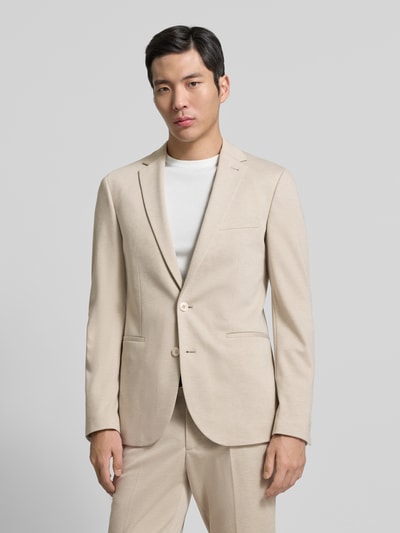 Männermodel trägt 2-Knopf-Sakko mit Reverskragen von MCNEAL in Beige, Regular Fit, glatte Struktur, Material-Mix, Ganzkörperansicht von vorne.