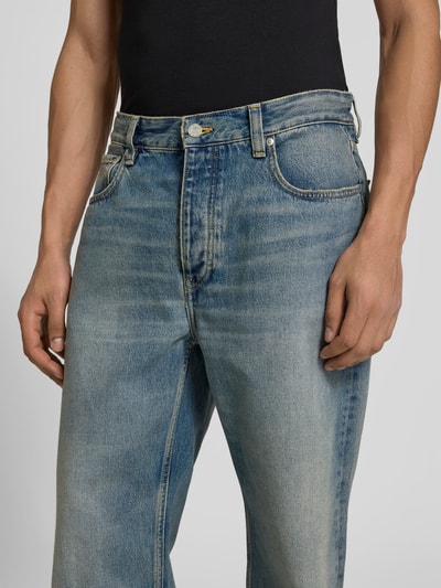 Männermodel trägt Straight Fit Jeans im 5-Pocket-Design Modell "Steve" von WON HUNDRED aus reiner Baumwolle, Nahaufnahme Oberkörper.