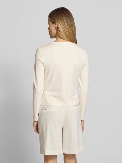 Frauenmodel trägt Cardigan aus Viskose-Mix mit Kontrastkante von Marc Cain in Creme, gerader Schnitt, Ganzkörperansicht Rückansicht.
