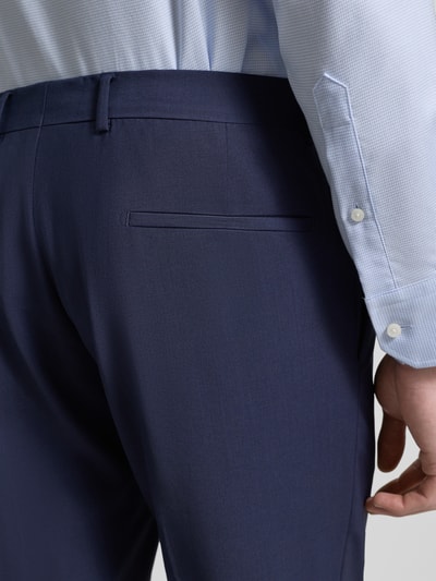 Mężczyznę nosi Regular Fit Anzughose mit Woll-Anteil Modell 'MADDEN 2.0' von Strellson, efekt: jednolity kolor, z kantami, wpuszczane kieszenie, szlufki, detal: kieszeń z tyłu, widoczny dodatek wełny, zapięcie na haftkę i zamek błyskawiczny, perspektywa: detal tylnej części.