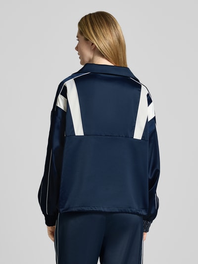 Modelka nosi Regular Fit Anorak mit Viskose-Anteil Modell 'Bicca' od Gestuz, granatowy z białymi wstawkami, elastyczny materiał, krój regular fit, długość tyłu w rozmiarze 36: 60 cm, szerokość ramion w rozmiarze 36: 55 cm, szerokość klatki piersiowej w rozmiarze 36: 69 cm, długość rękawa w rozmiarze 36: 65 cm, widok całej sylwetki z tyłu