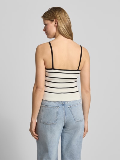 Frauenmodel trägt Crop Top aus Viskose-Mix Modell 'ESTHER' von JJXX, Damen Trägertop, Cropped, V-Ausschnitt, Spaghettiträger, Rückenlänge 48 cm, Ganzkörperansicht Rückansicht.