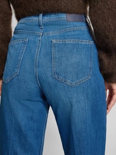 Vrouwenmodel draagt Wide Leg Jeans uit katoenmix model 'SURI' van s.Oliver RED LABEL, denimlook, high waist, detailopname rugaanzicht.
