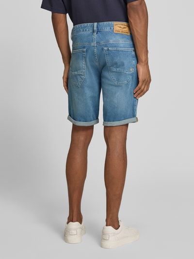 Männermodel trägt Regular Fit Jeansshorts im 5-Pocket-Design von PME Legend aus katoen-elastaanmix, model 'NIGHTFLIGHT', lichtblauw, productdetails van context, ganzkörperansicht rückansicht.