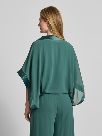Frauenmodel trägt Bolero mit weitem Arm von Vera Mont, semitransparent, Lockere-Schnitt, 1/2-Arm, Rückenlänge 32 cm, Ganzkörperansicht Rückansicht.