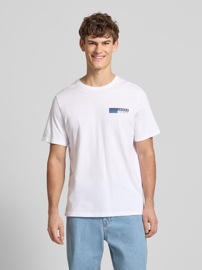 Männermodel trägt T-Shirt mit Label-Print Modell 'CORP' von JACK & JONES aus reiner Baumwolle, gerade Passform, unifarben, Ganzkörperansicht von vorne.