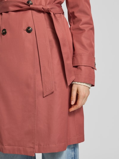 Frauenmodel trägt Regular Fit Mantel mit Umlegekragen von Fuchs Schmitt aus Baumwoll-Mix in Altrosa, doppelte Knopfleiste, Stoffband, Detailaufnahme.