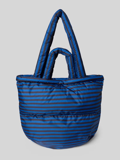 Produktfoto, Handtasche mit Steppnähten und Label-Detail von MADS NØRGAARD, blau-schwarz gestreift, strukturierte Oberfläche, Allover-Look