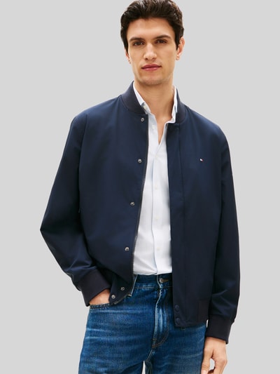 Männermodel trägt Regular Fit Blouson mit wasserabweisender Funktion von Tommy Hilfiger, Optik: Unifarben, Ganzkörperansicht von vorne.