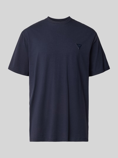 Produktfoto, T-Shirt mit Logo und Rundhalsausschnitt von Guess, dunkelblauer Baumwoll-Mix mit Modal-Anteil, Relaxed Fit, schlichte Optik.