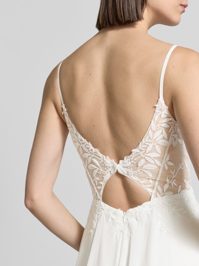 Kobieta modelka nosi długa sukienka 'Maxikleid aus Chiffon mit Stitchings und Gehschlitz' od Luxuar, biała, hafty, szyfon, taliowany fason, głęboki dekolt w serek, rozporek, długość tyłu w rozmiarze 36: 128 cm, szerokość w rozmiarze 36: 33 cm, detaliczne ujęcie pleców.