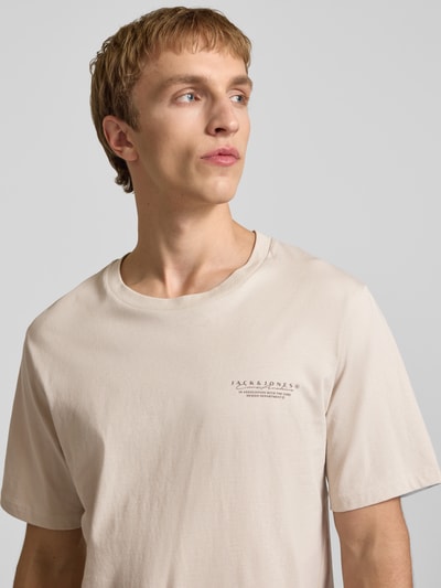 Männermodel trägt T-Shirt mit Label-Print und Rundhalsausschnitt von Jack & Jones, Reine Baumwolle, Regular-Fit, Nahaufnahme Oberkörper.