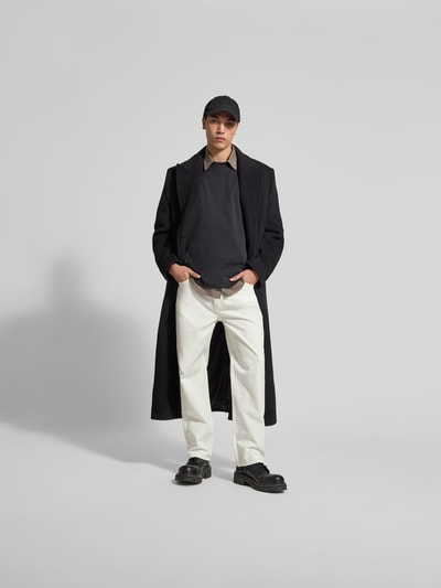 Männermodel trägt Straight Fit Jeans in 5-Pocket-Design von Officine Générale aus reiner Baumwolle, weiß, Ganzkörperansicht von vorne.