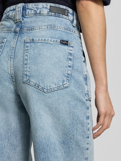 Frauenmodel trägt Relaxed Fit Jeans aus Baumwoll-Mix Modell 'LOLA' von Cars Jeans in heller Waschung, ausgespartes Gesäßtaschendetail, Nahaufnahme Hüfte, Damen Jeans von Cars Jeans, Baumwoll-Elasthan-Mix, Relaxed Fit, Knopf- und Reißverschluss, Eingriff- und Gesäßtaschen, Bundweite bei Größe 27/32: 36 cm, Innenbeinlänge bei Größe 27/32: 79 cm.