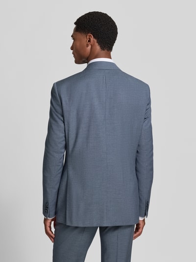 Męski model nosi Slim Fit Anzug aus Viskose-Mix von ROY ROBSON, miękki, jasnoszary materiał, Ganzkörperansicht Rückansicht. Szerokość w rozmiarze 50: 45 cm, długość tyłu: 74 cm, szerokość ramion: 44 cm, długość rękawów: 66 cm, długość wewnętrzna nogawki: 85 cm.