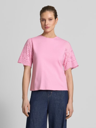 Frauenmodel trägt T-Shirt mit Lochstickerei Modell 'LEX' von YAS in Rosa, reine Baumwolle, Regular Fit, Rundhalsausschnitt, Nahaufnahme Oberkörper.