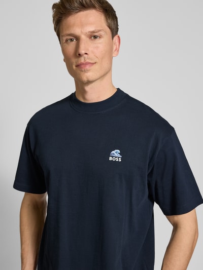 BOSS Orange T-shirt o kroju oversized z nadrukowanym motywem model ‘numbers’ Ciemnoniebieski 3
