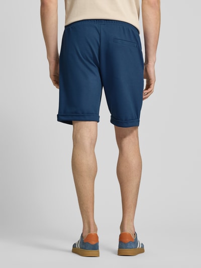 Männermodel trägt Shorts mit elastischem Bund und Gesäßtasche von MCNEAL in Blau, Material-Mix, Regular Fit, Ganzkörperansicht Rückansicht.