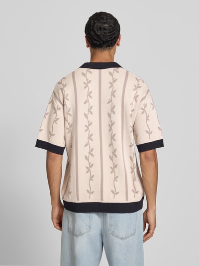 Männermodel trägt Relaxed Fit Poloshirt mit Logo-Stitchings Modell 'Kinsale' von Pegador aus Reine Baumwolle, Rückenlänge 69 cm, Ganzkörperansicht Rückansicht.