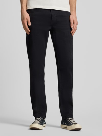 Männermodel trägt Regular Fit Jeans aus Baumwoll-Mix Modell 'WEFT' von Only & Sons, unifarbenes Denim, 5-Pocket, Nahaufnahme Unterkörper.