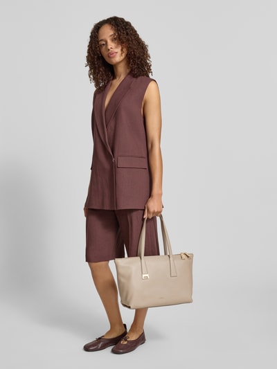 Frauenmodel trägt Shopper mit Label-Detail Modell 'OLIVIA' von FURLA, beige Farbton, glatte Textur, Ganzkörperansicht von vorne, Damen Shopper mit Hauptfach mit Reißverschluss, Label-Detail, Tragehenkel, Breite bei Größe 1: 43 cm, Länge bei Größe 1: 26 cm, Tiefe bei Größe 1: 14 cm, Länge Schulterriemen bei Größe 1: 58 cm.
