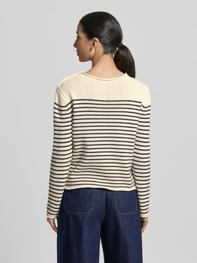 Frauenmodel trägt Regular Fit Strickpullover aus Baumwoll-Mix Modell 'QUADRO' von Weekend Max Mara, zweifarbig gestreift, Rückenansicht.