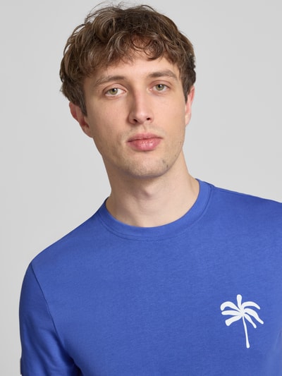 Männermodel trägt Herren T-Shirt mit Motiv-Print Modell 'SUN PALMS' von Blend, reine Baumwolle, Regular-Fit, Rundhalsausschnitt, Nahaufnahme Oberkörper.