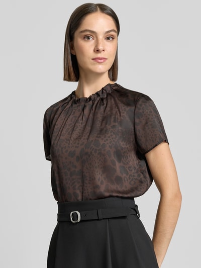 Frauenmodel trägt Regular Fit Kurzarmbluse mit Falten-Detail von s.Oliver BLACK LABEL in Braun-Schwarz mit Animalprint, Nahaufnahme Oberkörper, Damen Kurzarmbluse von s.Oliver BLACK LABEL.