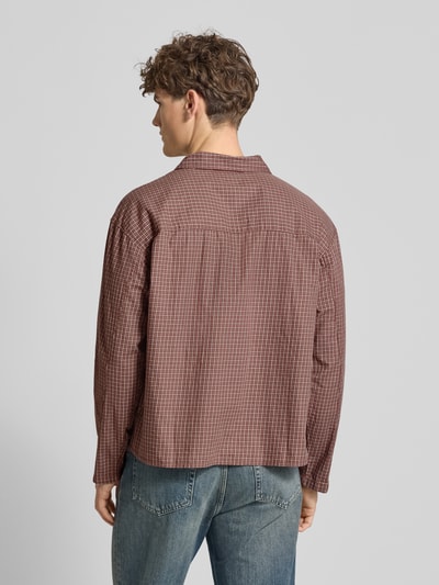Męski model nosi Regular Fit Freizeithemd mit Kentkragen od Jack & Jones z bawełny ekologicznej, model 'AUSTIN', brustasza, listwa guzikowa, długość tyłu w rozmiarze M: 67 cm, szerokość ramion w rozmiarze M: 56 cm, długość rękawów w rozmiarze M: 60 cm, wzór w kratę, odcienie brązu, tekstura miękka, widok całej sylwetki z tyłu