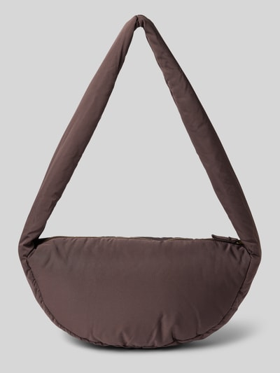 Produktfoto, Shoulder Bag mit Logo-Patch von Studio Noos in Braun, gesteppte Puffy-Optik, Reißverschluss, breiter Schulterriemen, neutraler Hintergrund. Kontext: Damen Shoulder Bag, Maße 38x19x10 cm, Schulterriemen 88 cm.