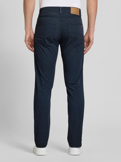 Männermodel trägt dunkelblaue Regular Fit Hose mit Eingrifftaschen Modell 'Lyon' von Pierre Cardin aus Baumwoll-Elasthan-Mix, Ganzkörperansicht Rückansicht. Bundweite 43 cm, Innenbeinlänge 79 cm bei Größe 32/32.