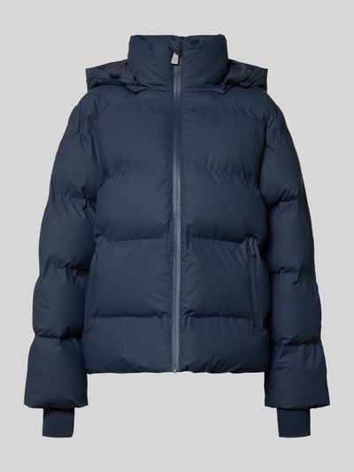 Produktfoto, dunkelblaue Steppjacke mit Kapuze, Stehkragen und Reißverschlusstaschen, Modell 'Fox' von Neo Noir, glatte Textur