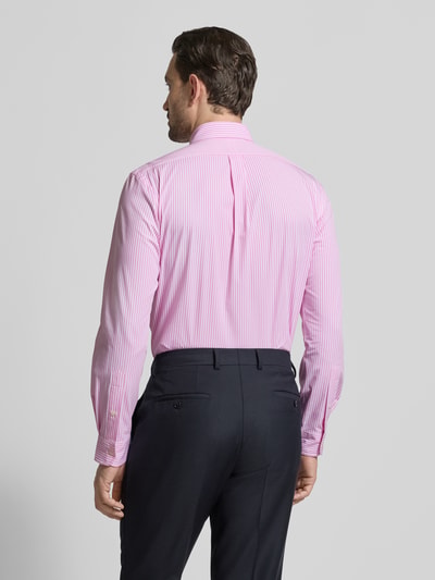 Männermodel trägt Regular Fit Freizeithemd aus Baumwoll-Mix von Polo Ralph Lauren mit rosa Streifen, Button-Down-Kragen, Rückansicht Ganzkörperansicht.