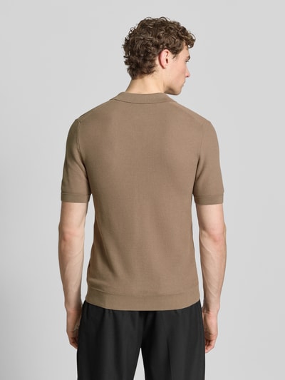 Männermodel trägt Slim Fit Poloshirt mit Viskose-Anteil von Roy Robson in Braun mit Strick-Optik, Strukturmuster, Ganzkörperansicht Rückansicht. Herren Poloshirt aus Baumwoll-Mix, Kurzärmelig, elastische Abschlüsse, Rückenlänge Größe M: 67 cm, Ärmellänge 27 cm.