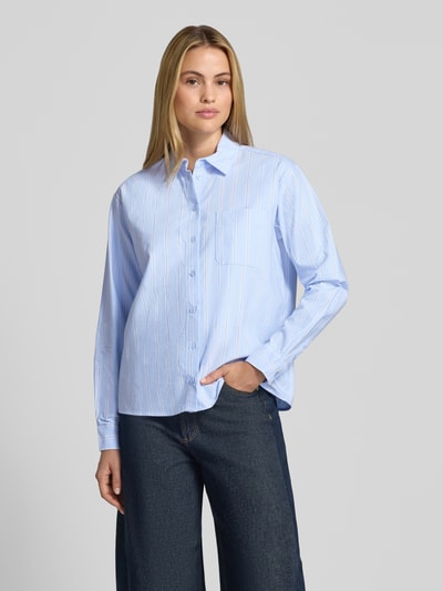Frauenmodel trägt Regular Fit Hemdbluse aus reiner Baumwolle von Christian Berg Woman, hellblau mit weißen Streifen, Hemdblusenkragen, Brusttasche, Langarm, Rückenlänge 62 cm, Ärmellänge 60 cm, Ganzkörperansicht von vorne.